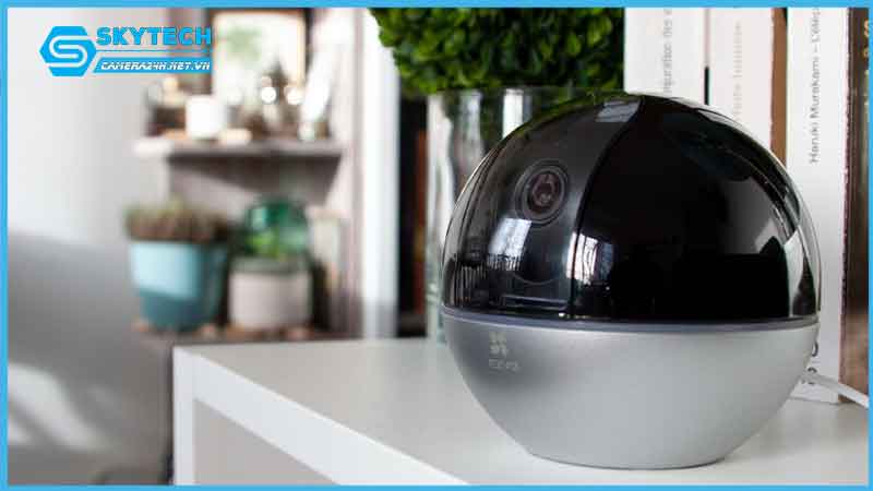 camera-wifi-ezviz-trong-nha-xoay-360-c6w-4mp-2